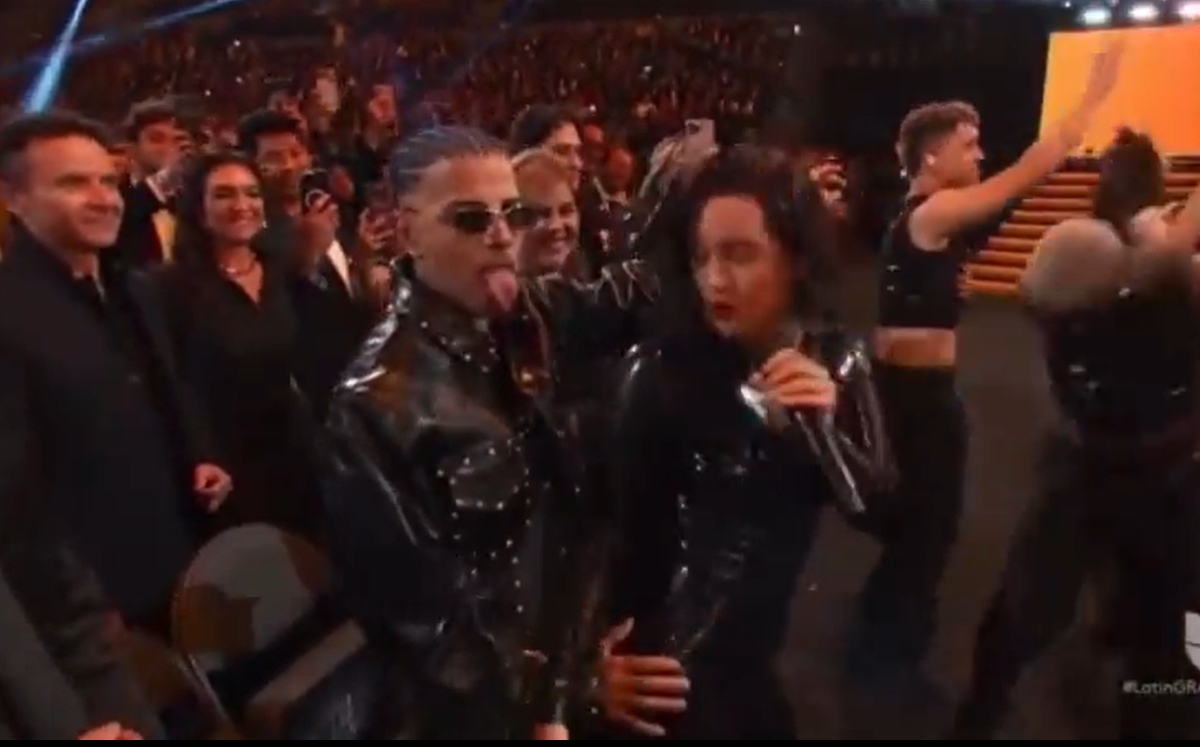 Rosalía le perrea a su novio, Rauw Alejandro en los Latin Grammy (Captura).