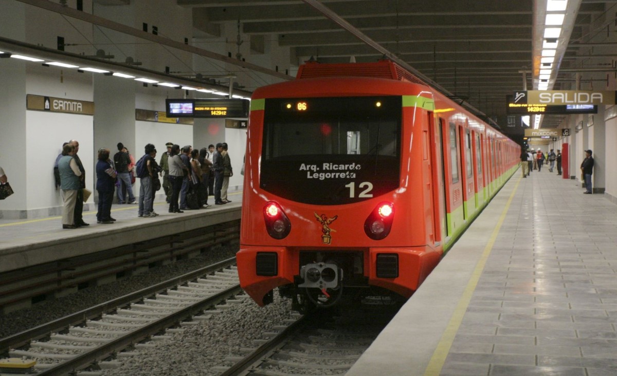 Graban pelea en el Metro y músico no deja de tocar