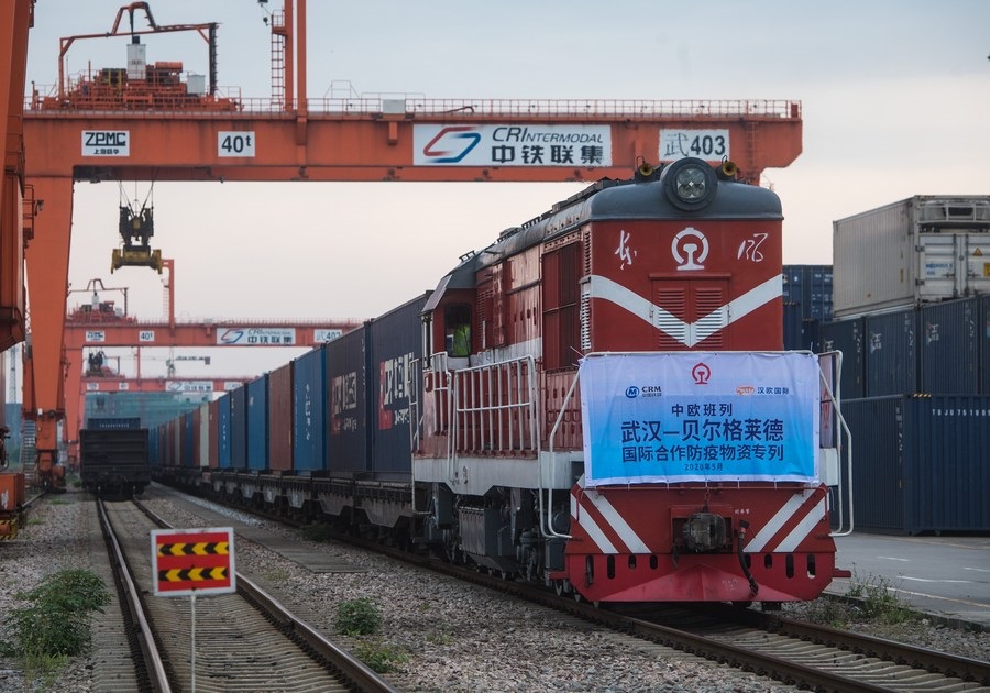 Tren de carga China-Europa se dirige a Belgrado para la estación central de contenedores de Wujiashan en Wuhan, China, el 9 de mayo de 2020. (Xinhua)
