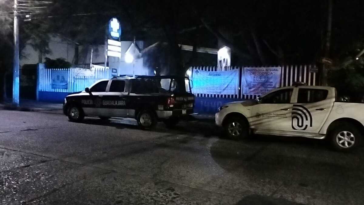 Autoridades acuden a lugar donde murió una mujer agredida a balazos en Guadalajara (Vicente Torres Alfaro)