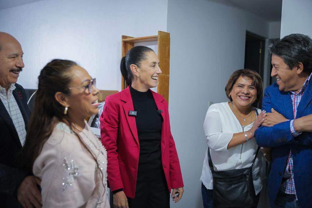 Claudia Sheinbaum, jefa de gobierno acompañada de las familias que recibieron las casas en Iztacalco