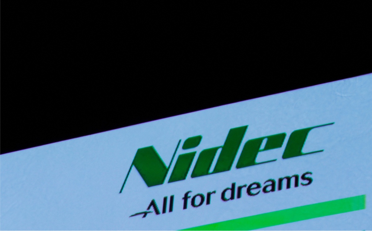 Logotipo de Nidec Corp aparece en una conferencia de prensa de resultados de ganancias en Tokio, Japón. Julio, 2018. Foto: (Reuters)