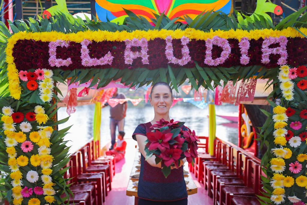 La mandataria capitalina invitó a la ciudadanía a comprar la flor.