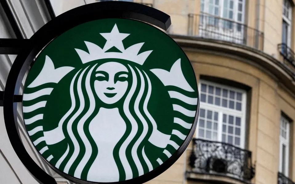 "Rebelión de los vasos rojos": empleados de Starbucks paralizarán en 100 locales de EU