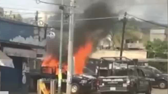 Taxistas de Tejupilco queman 4 patrullas