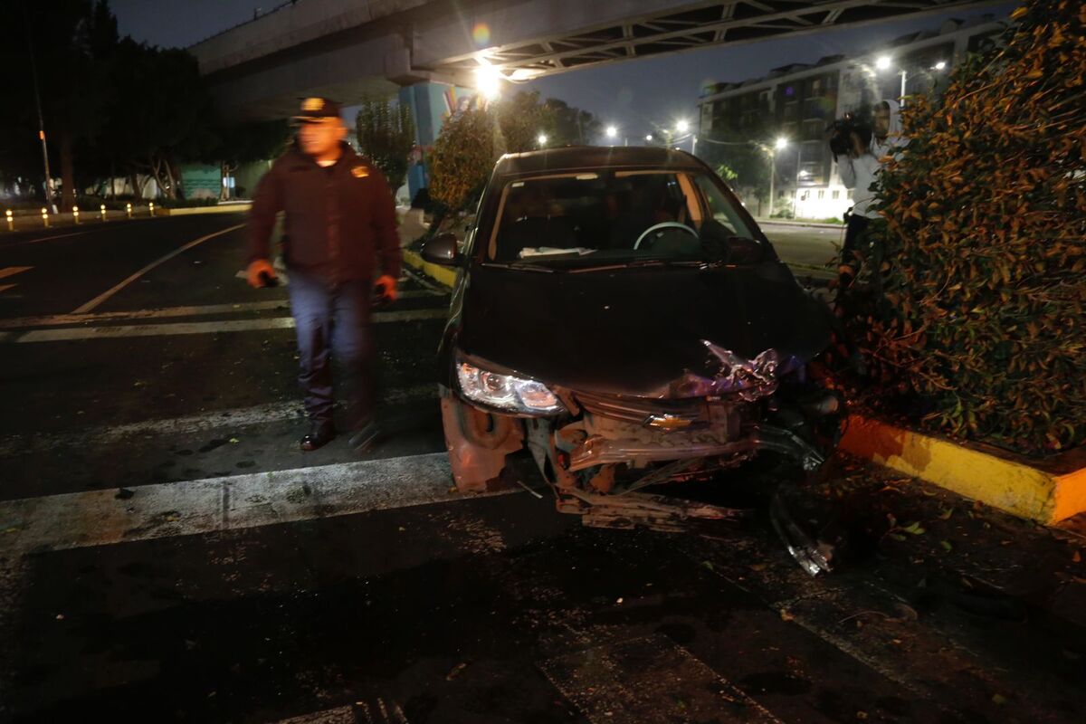 El conductor del vehículo perdió el control y se impactó contra un árbol y un poste de luz | Enrique Luna