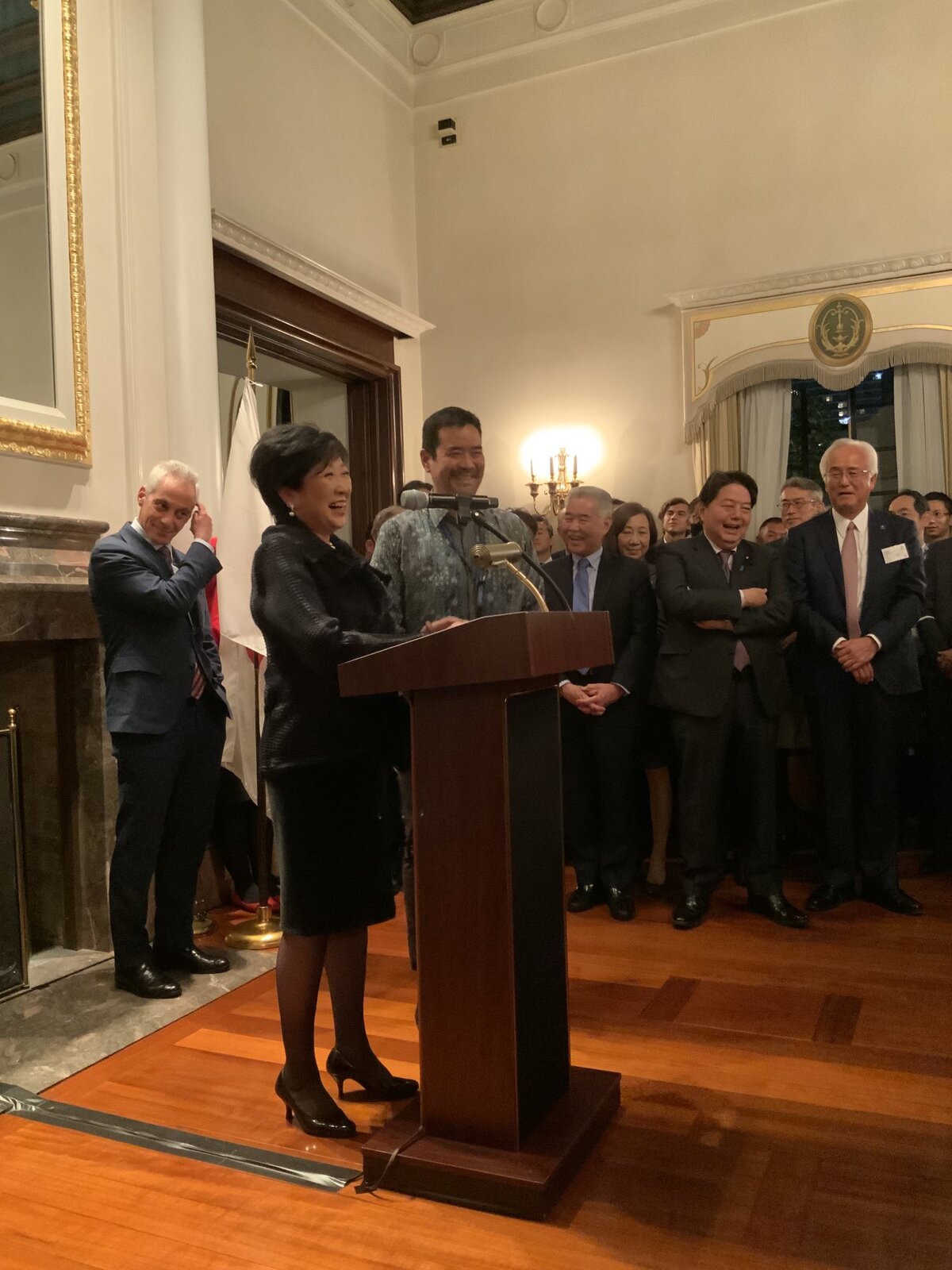 Koike, vestida con un cuello de tortuga bajo su chaqueta.