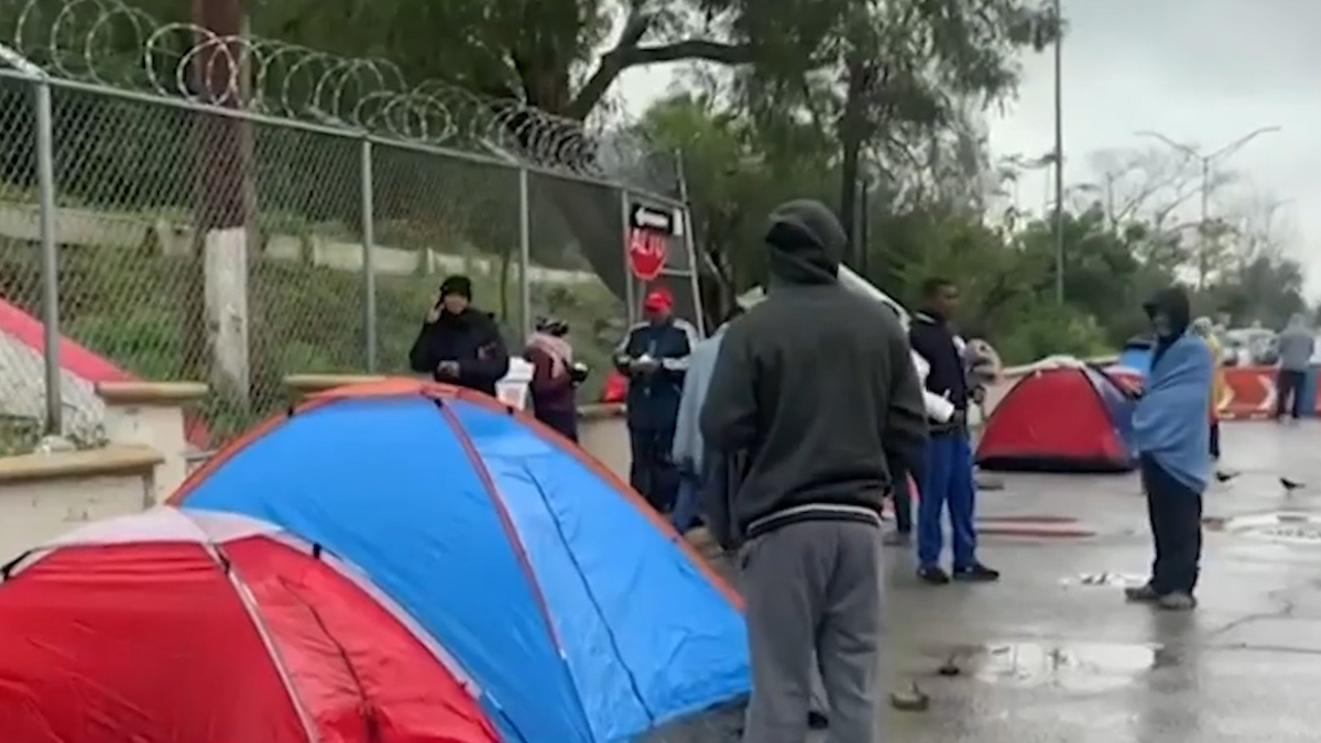 Migrantes sufren el frío en la frontera de Tamaulipas
