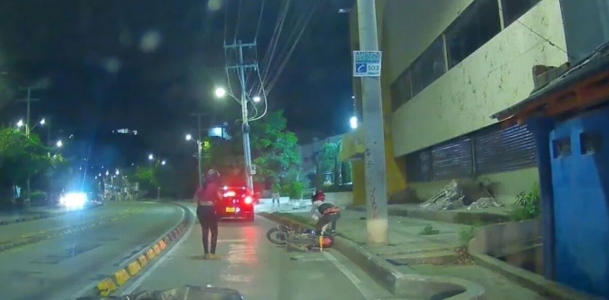 Mujer embiste a motociclista después de que le robara su celular | Especial