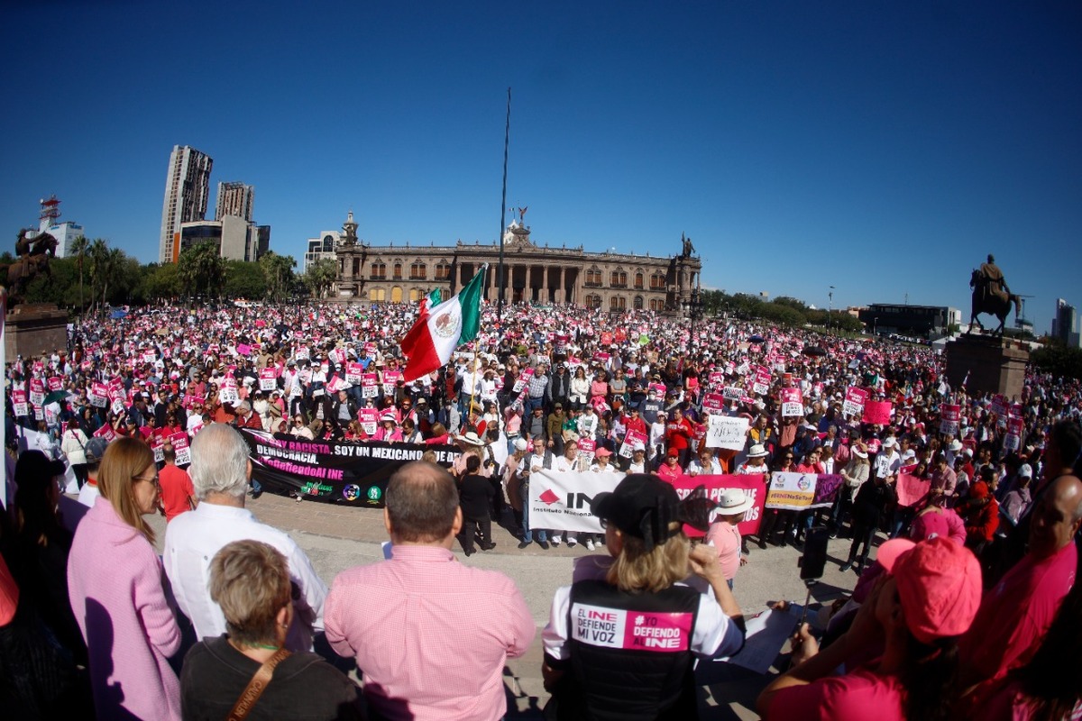 El rechazo a la propuesta del gobierno federal provocó que la Explanada de los Héroes luciera abarrotada. Fotos: J. López