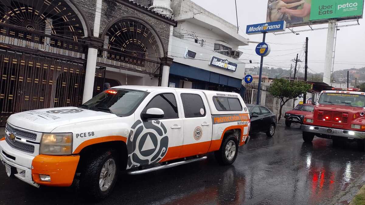 Al lugar acudieron rescatistas de Protección Civil de Nuevo León, Monterrey y Bomberos Nuevo León. Foto: Mayte Villasana