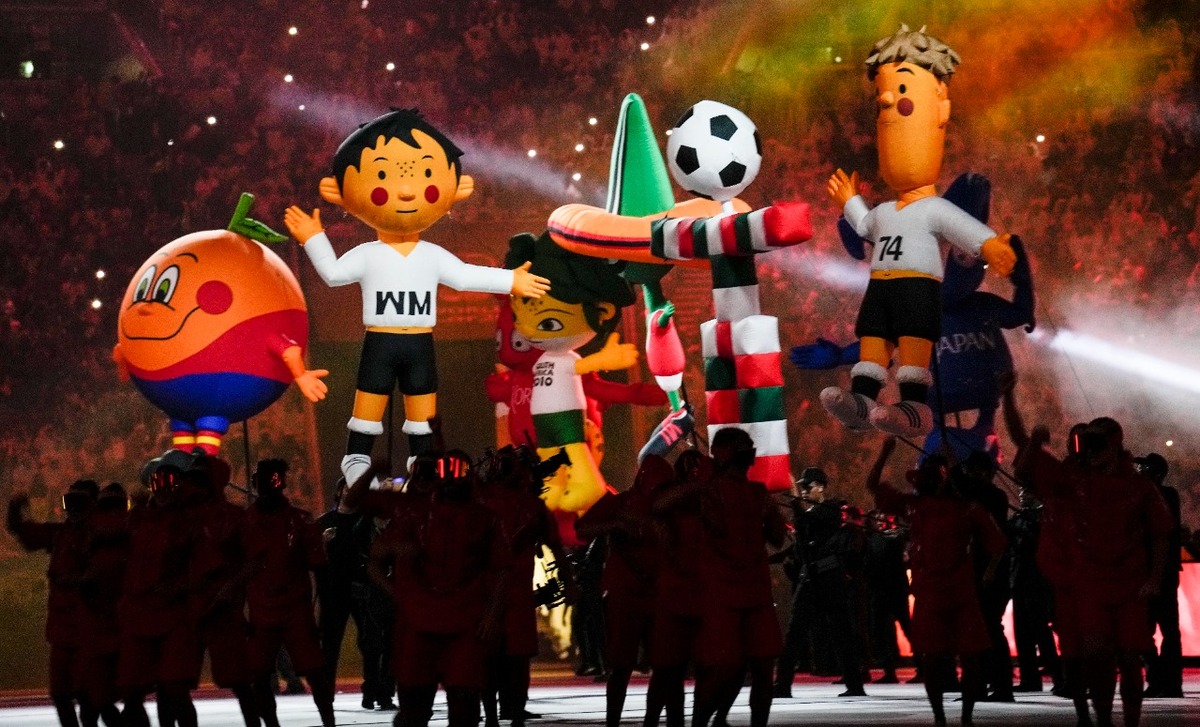 En el estadio, el espectáculo inició con música típica de Qatar y la participación de bailarinas.