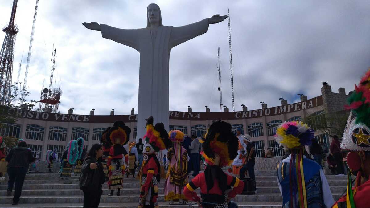 Diferentes grupos que integran las danzas matachín, pluma y azteca, arribaron desde temprana hora. | Lili Figueroa