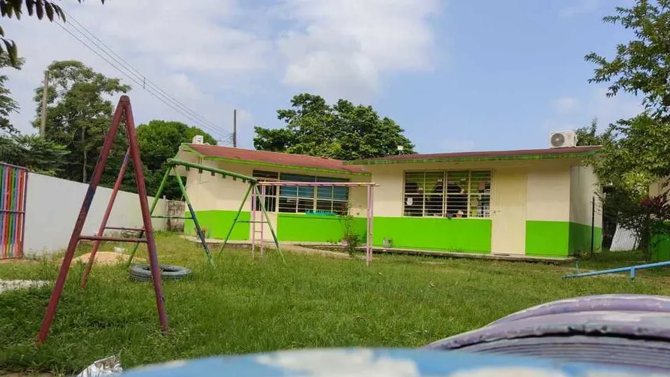 En Veracruz, destituyen a maestra de kínder por poner de cabeza a una niña y agredir a otros menores
