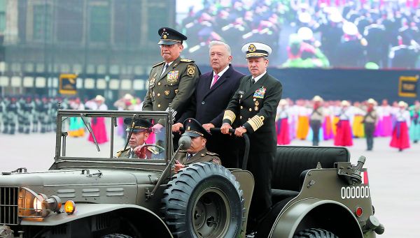 Acompañado de los jefes de las fuerzas armadas, López Obrador encabezó el desfile cívico-militar en la plancha del Zócalo. Javier Ríos