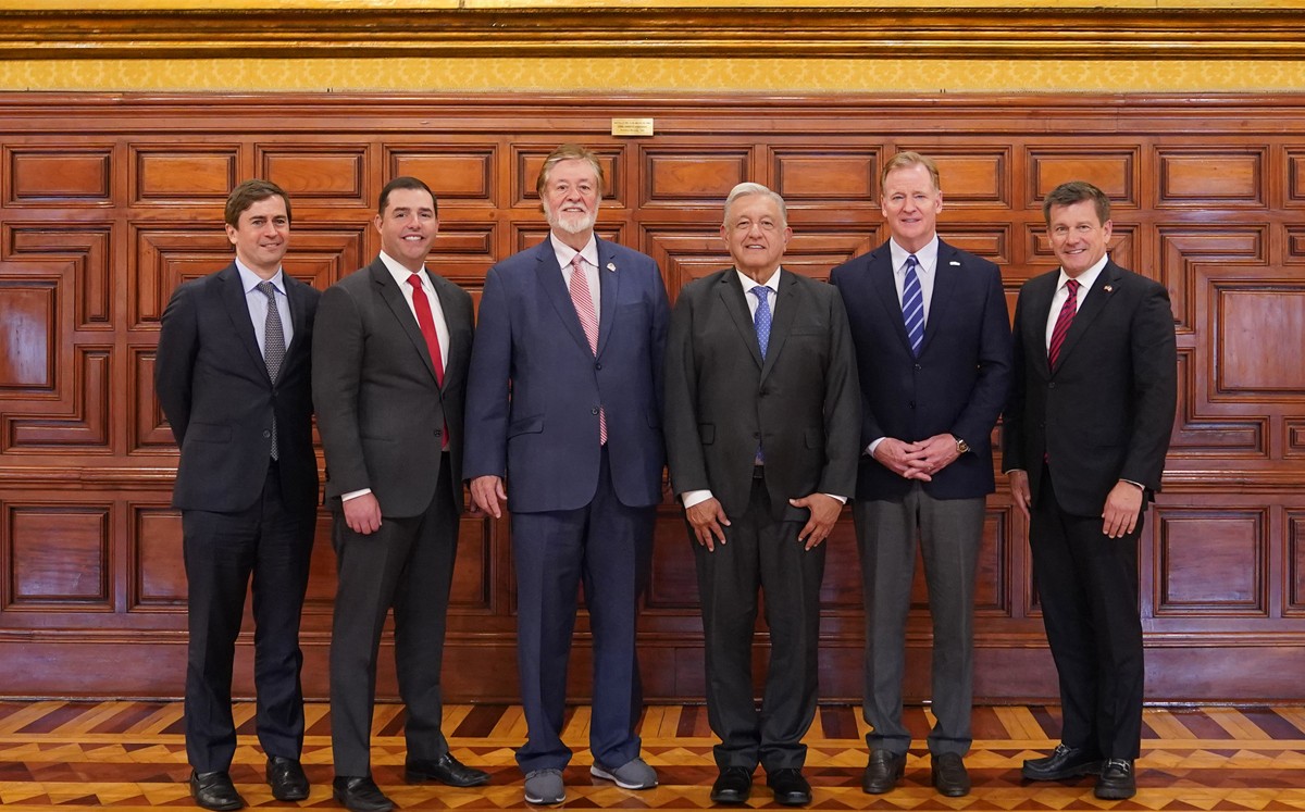 AMLO se reúne con directivos de NFL previo a juego Cardinals vs 49ers en CdMx.  | Twitter