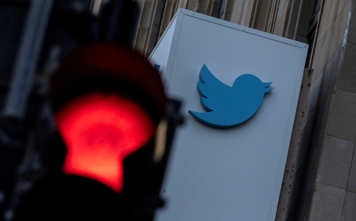 Logo de Twitter en su sede corporativa en San Francisco, California, junto a una luz roja de un semáforo. Noviembre 2022.  Foto: (Reuters)