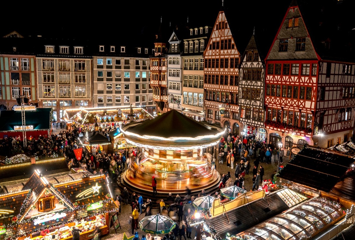 Las luces iluminan el tradicional mercado navideño con un tiovivo en Fráncfort, Alemania. |AP