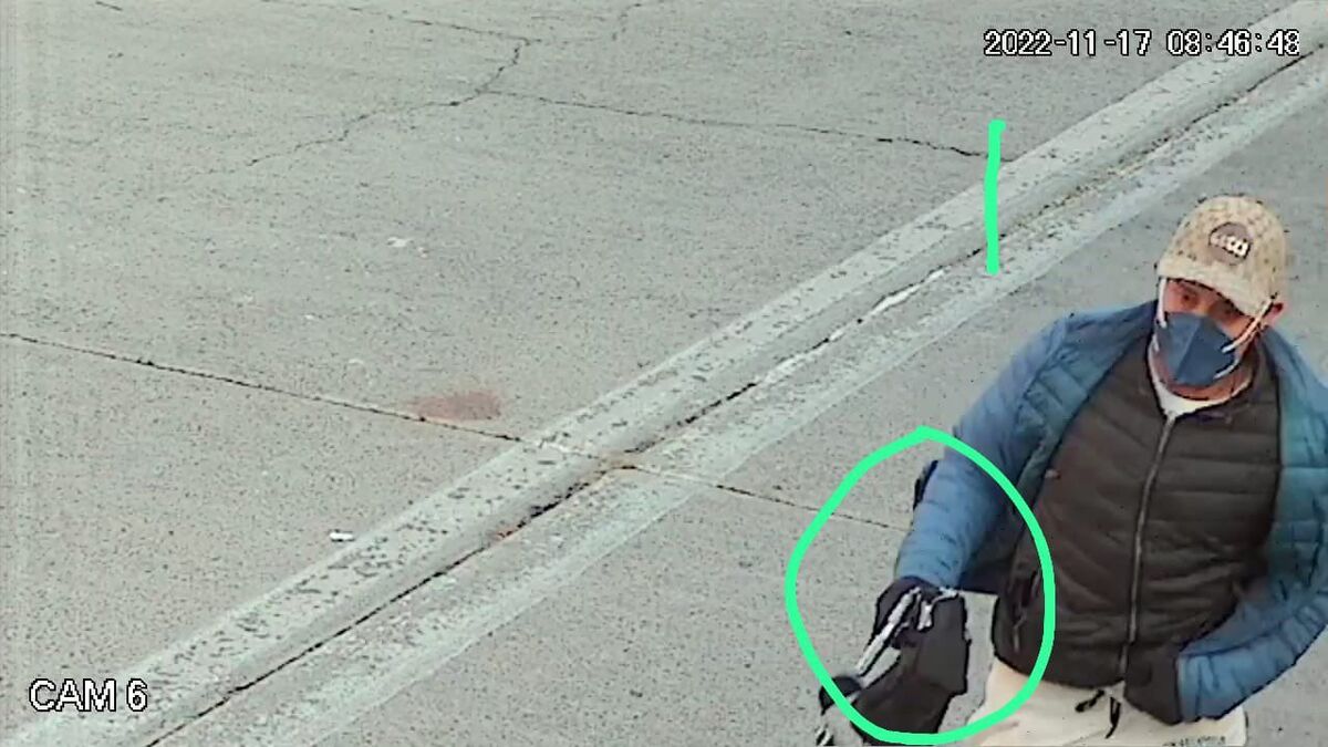 Se trata de dos hombres que portan cubrebocas y gorra.