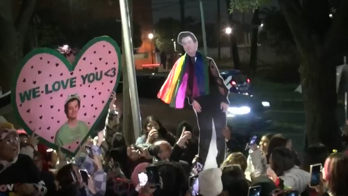 Fans llevan serenata con mariachi a Harry Styles en Monterrey
