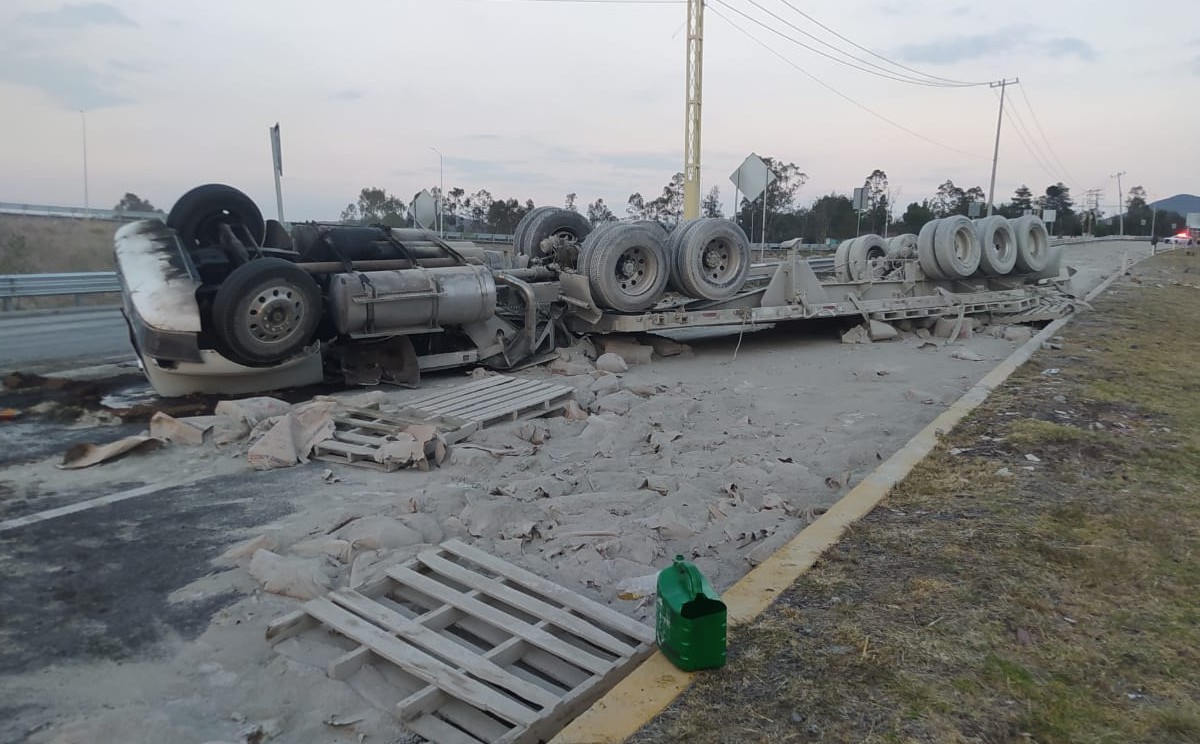 La unidad transportaba bultos de cemento. (Especial)