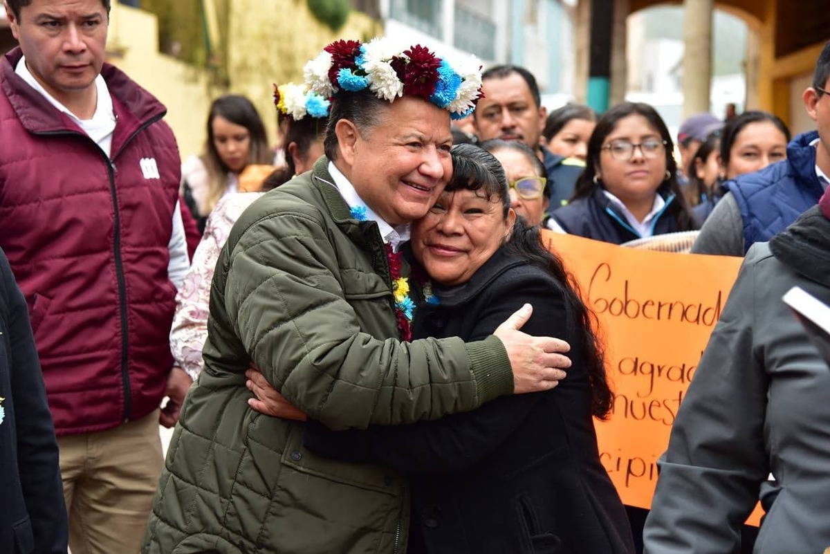 Menchaca reconoció la labor de docentes al dedicar gran parte de su vida para transmitir valores y conocimientos a las nuevas generaciones (Cortesía)