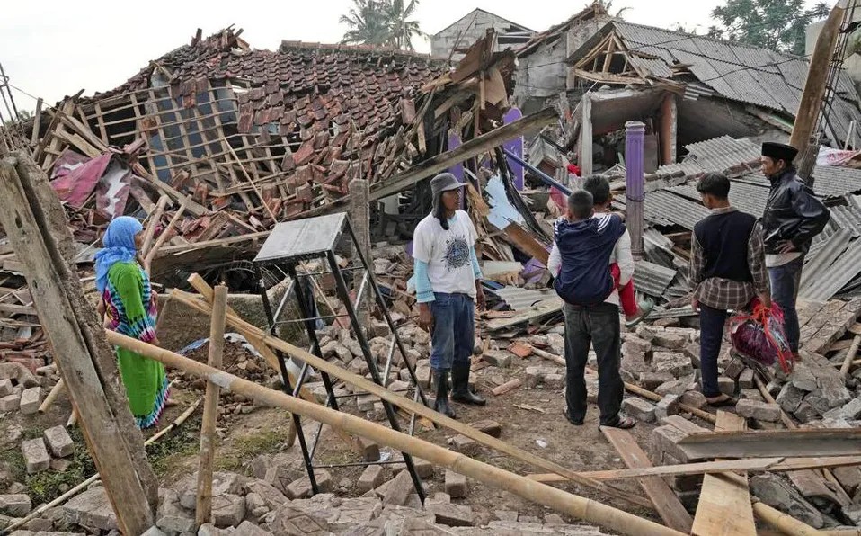 Van 268 muertos tras sismo en Indonesia; buscan a sobrevivientes entre los escombros
