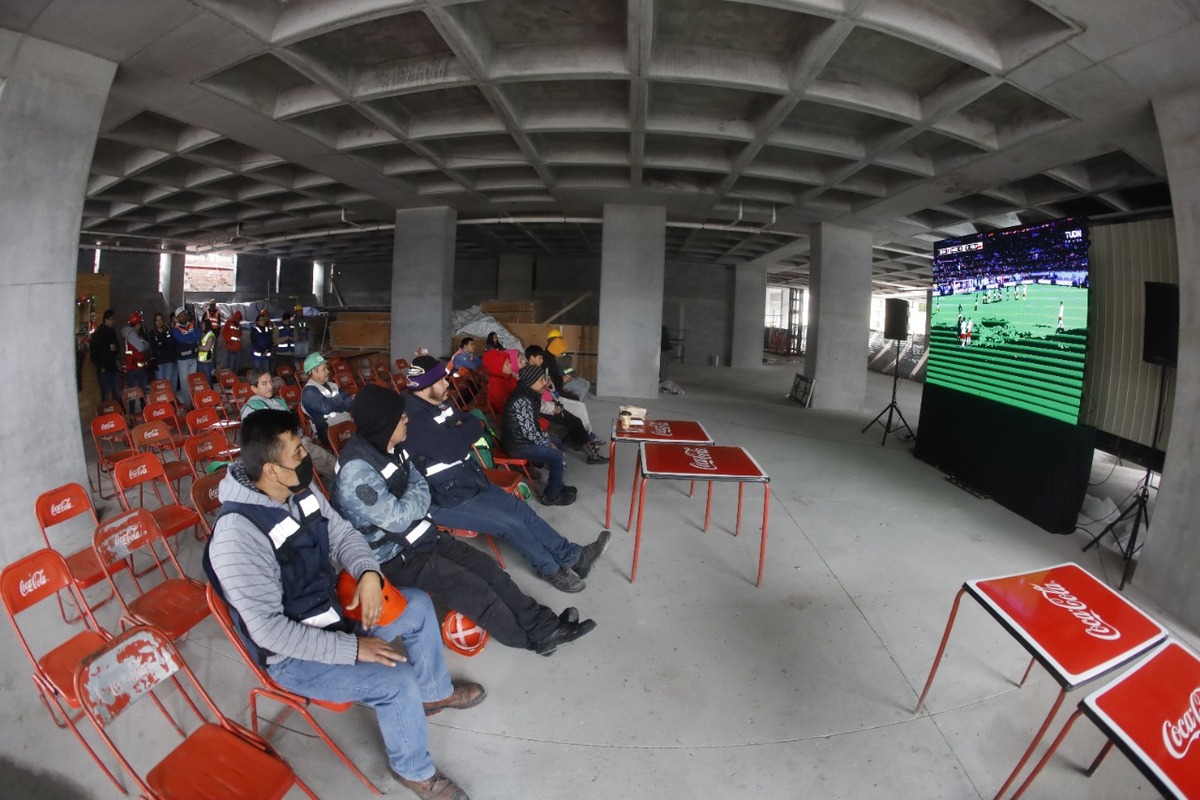 En horario de trabajo, trabajadores disfrutaron del debut de la selección mexicana.