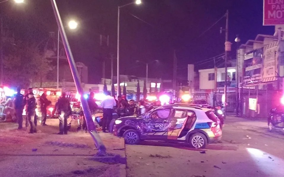 Persecución termina con patrulla chocada y dos agentes municipales heridos en Puebla
