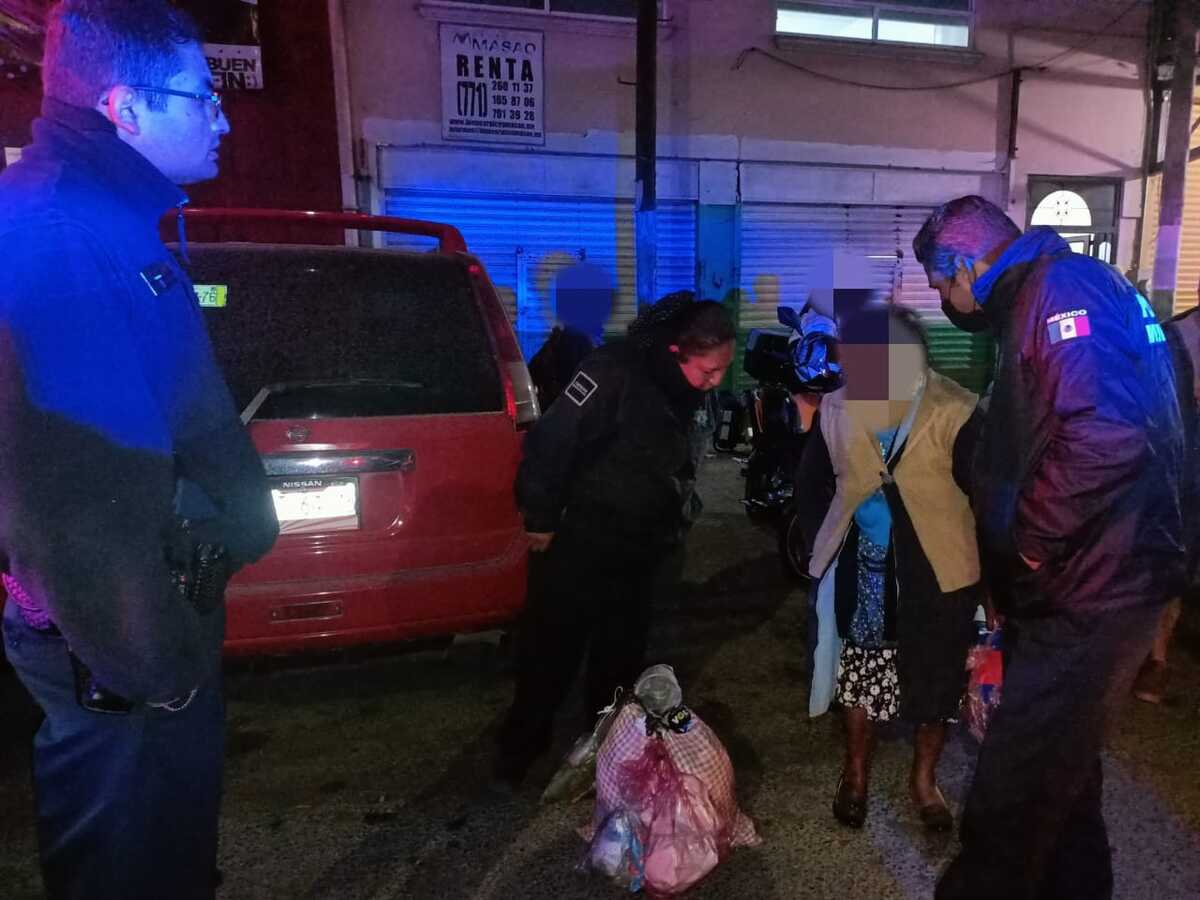 Adulta mayor auxiliada por policías municipales. (Especial)