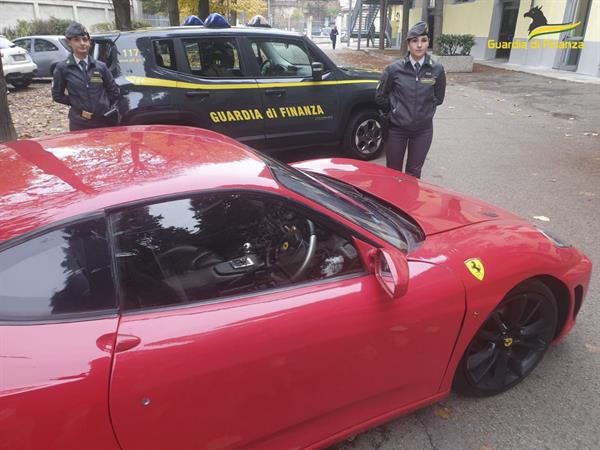 El aparente Ferrari, que imitaba el diseño del modelo "Pininfarina" producido entre el 2004 y 2009, ha sido confiscado por las autoridades. (EFE)