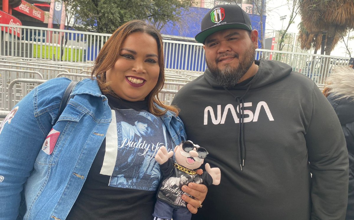 Matrimonio llegó con un peluche del Dr.Smi con atuendo del cantante puertorriqueño | Ileana González