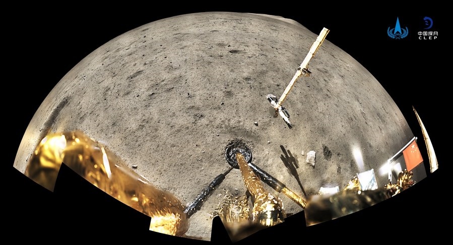 La imagen publicada por la CNSA el 4 de diciembre de 2020 muestra la bandera de China desplegada desde la sonda Chang'e-5 en la luna. (Xinhua)