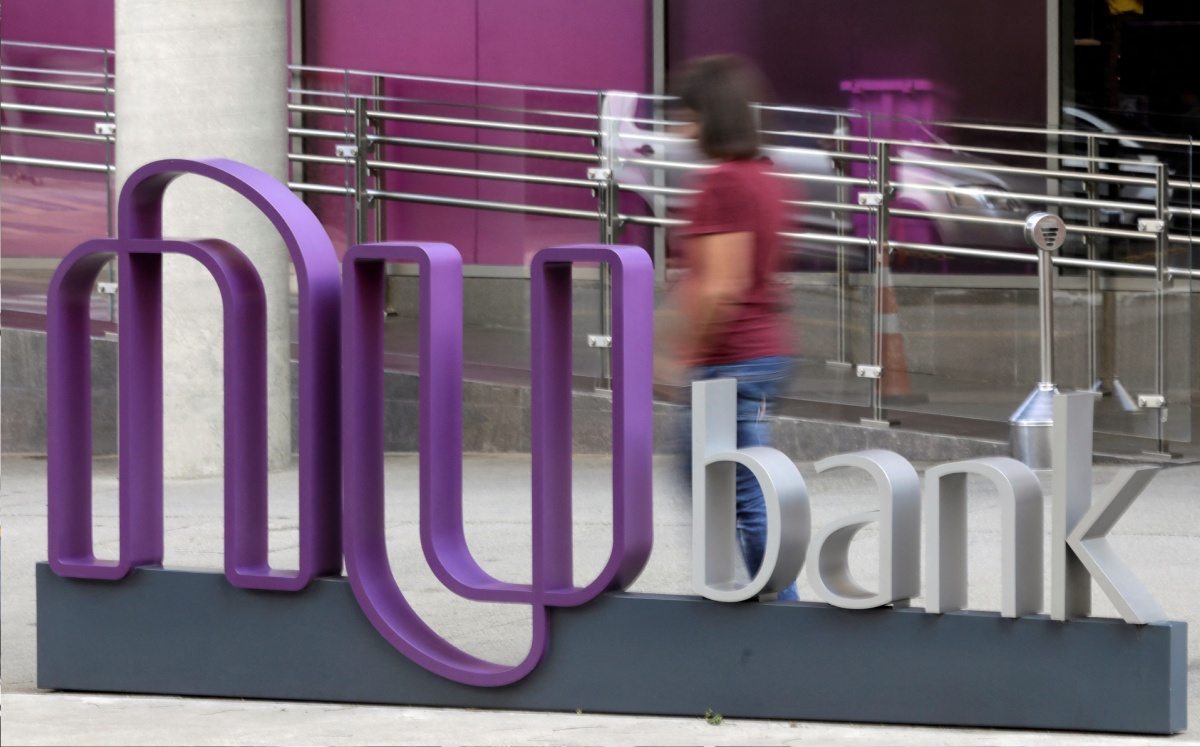 Logotipo de Nubank, startup brasileña de tecnología financiera, en la sede del banco en Sao Paulo, Brasil. Junio de 2018. Foto: (Reuters)