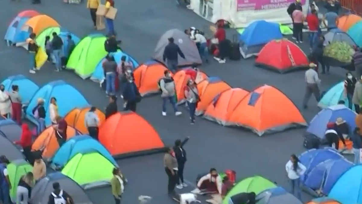 Marchan maestros CETEG y CNTE, mantienen plantón en el Zócalo