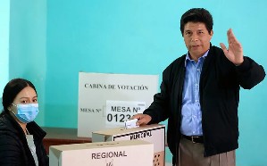 Pedro Castillo agradece solidaridad de AMLO tras impedimento para viajar a México