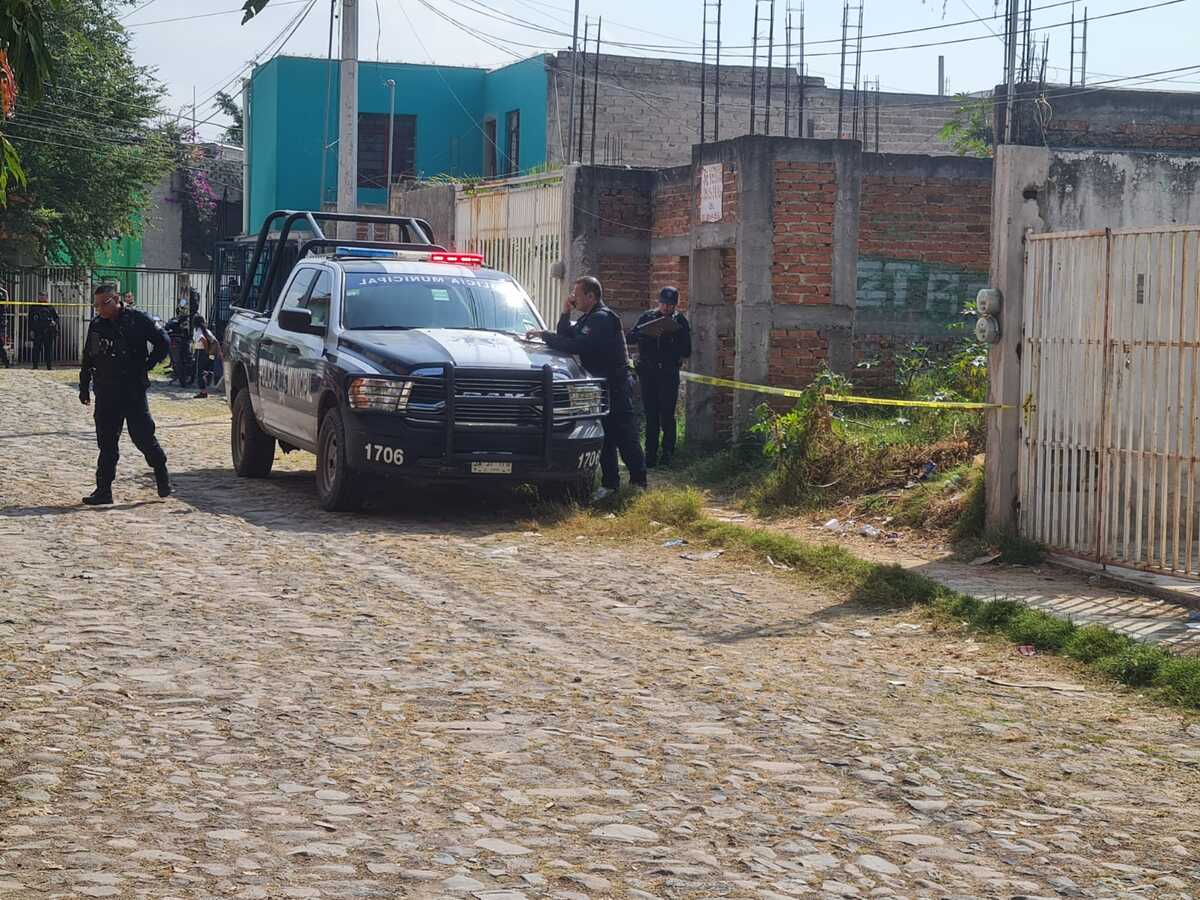 Policías de Tlaquepaque resguardan predio donde hallaron a hombre muerto (Juan Carlos Munguía)