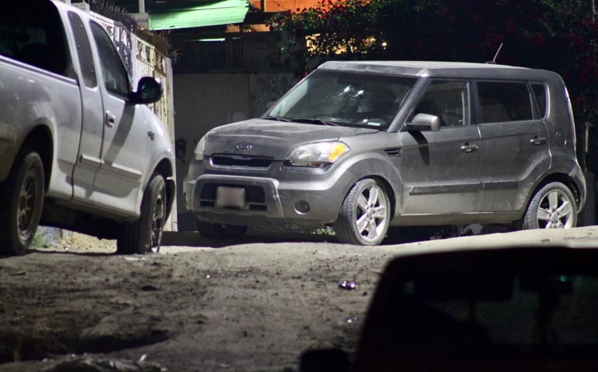 El vehículo fue localizado en Tijuana con decenas de casquillos a un costado. | Especial