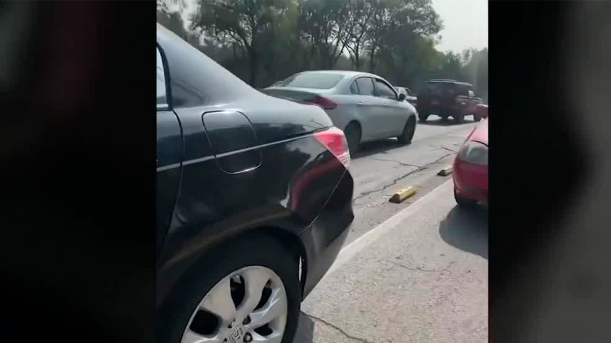 Automovilistas invaden ciclovía en el Estado de México