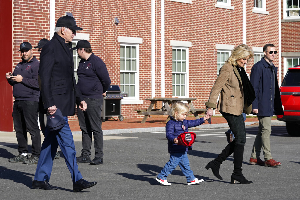 La primera dama Jill Biden camina de la mano con su nieto Beau Biden, y a su izquierda va el presidente Joe Biden. (AP)