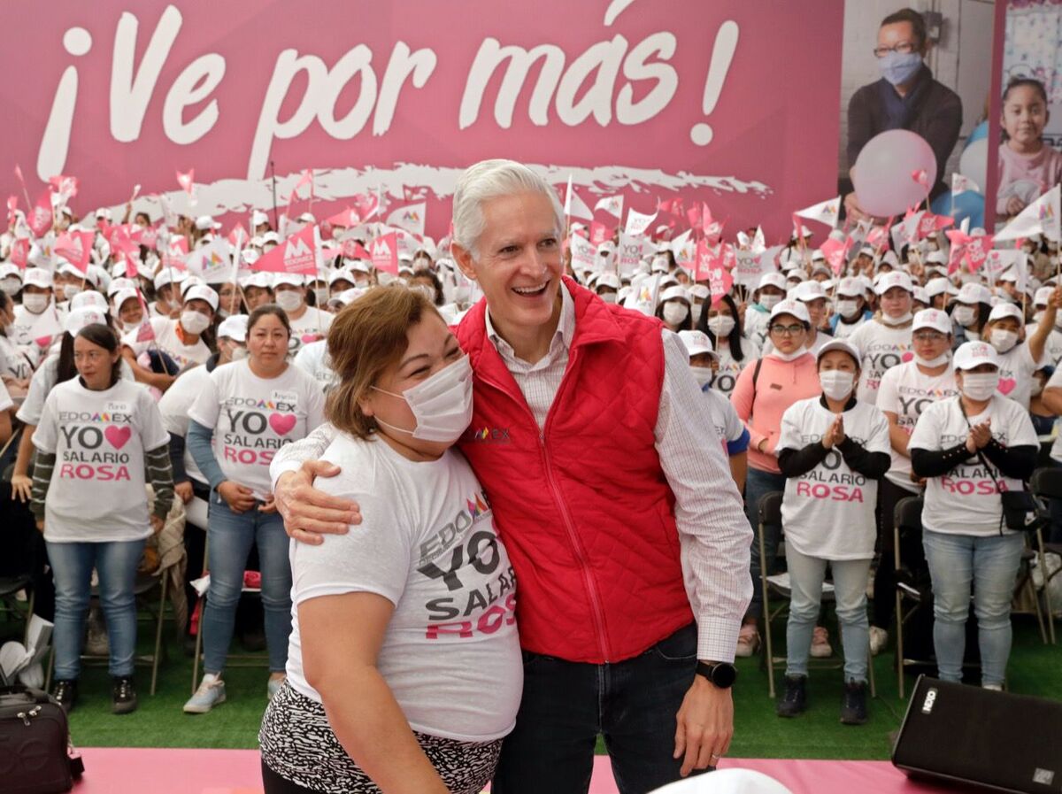 Entregó un total de 6 mil 700 tarjetas.