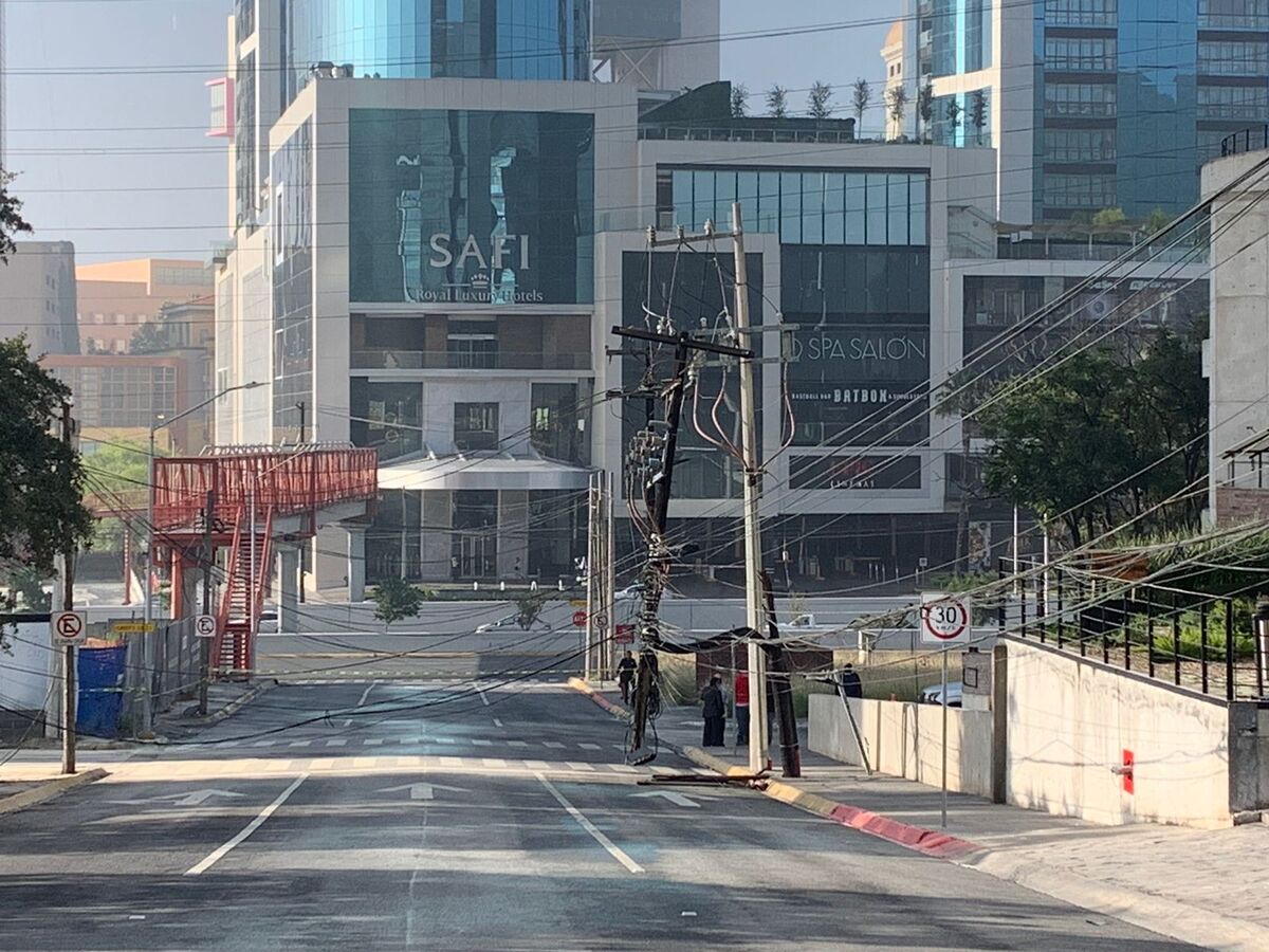 Se estima que el cierre vial en la avenida Casolar va a continuar al menos unas horas más | Pedro Damián