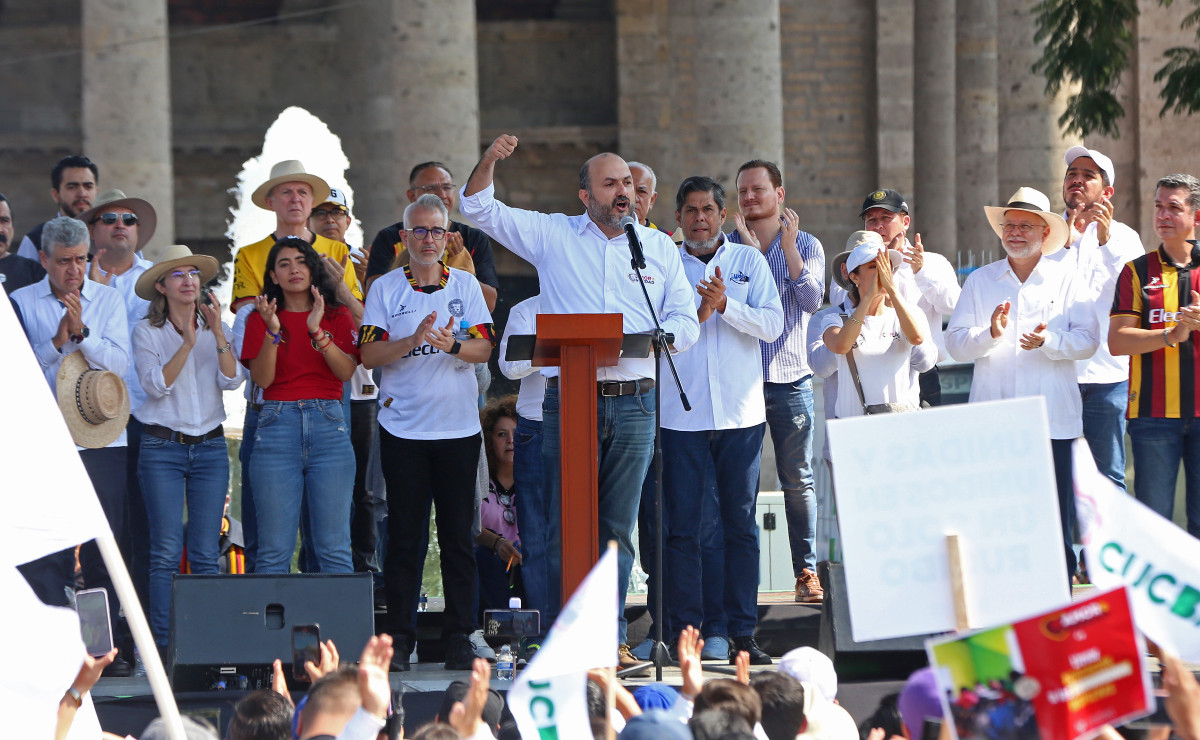 Ricardo Villanueva en su discurso en la marcha de la UdeG (Fernando Carranza)