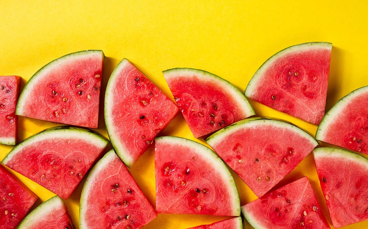 La sandía es una de las frutas de la temporada que podemos encontrar fácilmente en la región. (freepik.es)