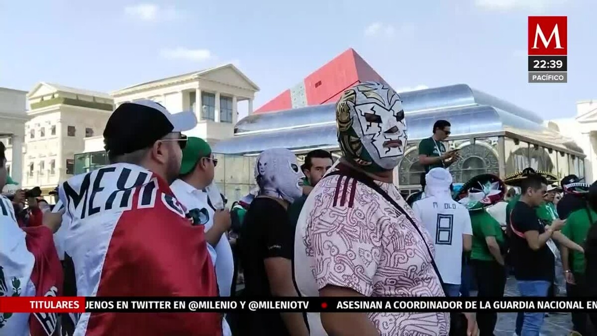Aficionado vende máscaras de lucha libre en Qatar