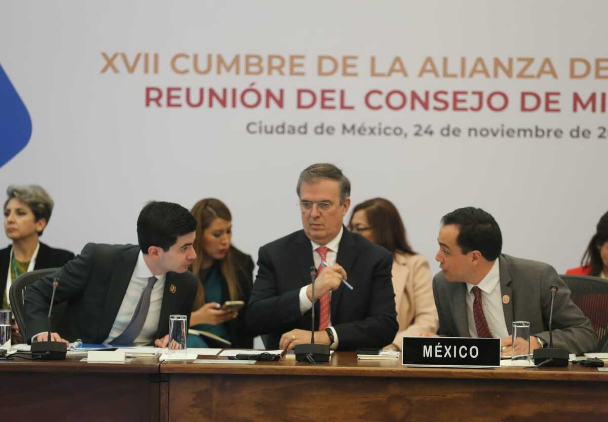 El aspirante presidencial encabezó el encuentro con ministros de Exteriores. (Javier Ríos)
