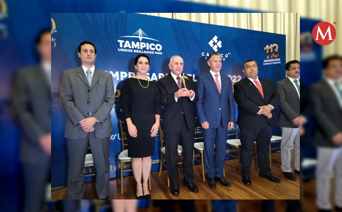 Canaco Tampico entrega galardón a José Ángel García Hernández