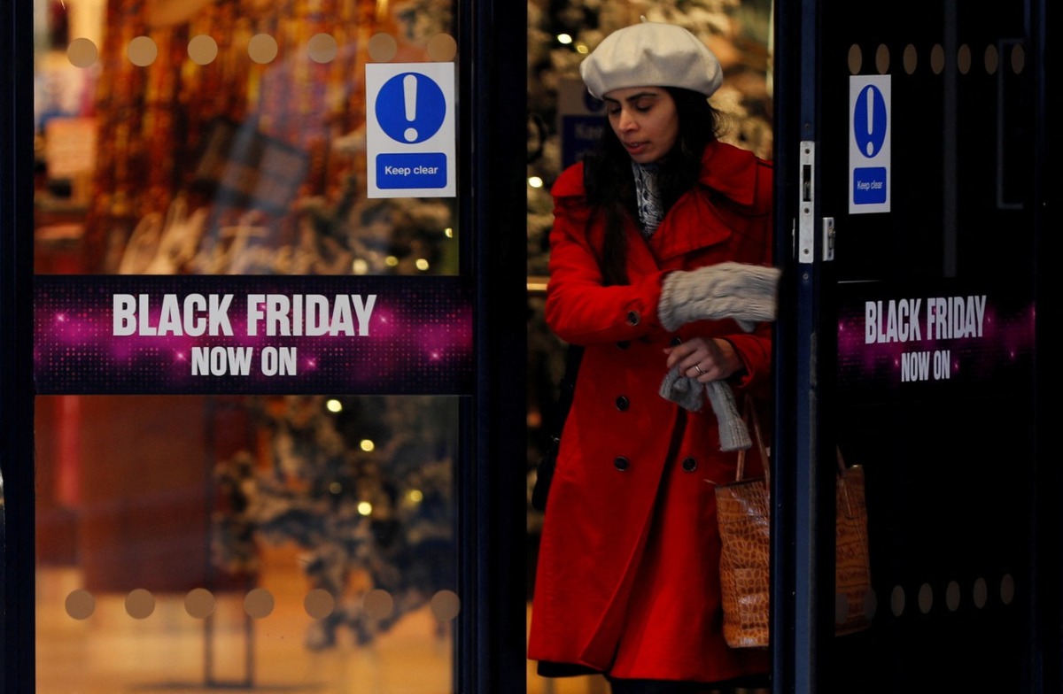 Cartel anuncia ofertas del Black Friday en tienda de House of Fraser en Manchester, Reino Unido. Noviembre de 2019. Foto: (Reuters)