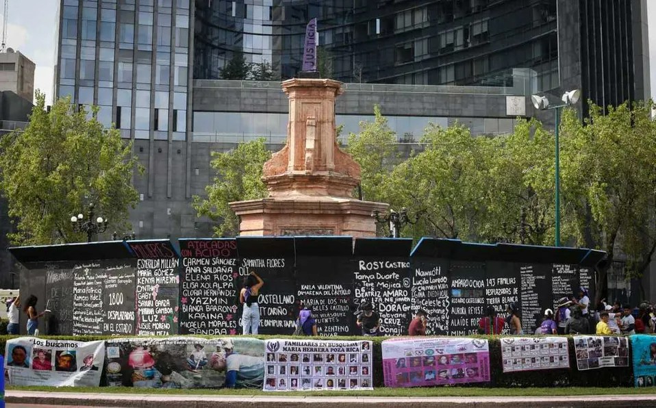 Colectivos colocan imágenes de víctimas de violencia en Glorieta de las Mujeres que Luchan