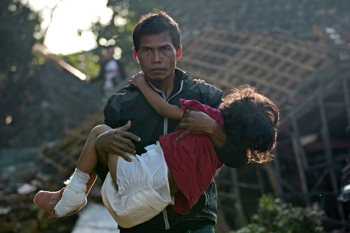 Continúan las labores de rescate en Indonesia / Agencia AP